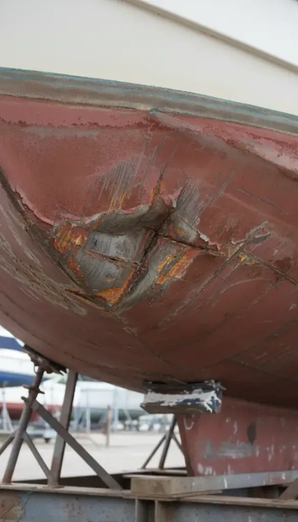 Rumpfschaden an einem Stahlboot nach Grundberührung – Bootsgutachten Brandenburg