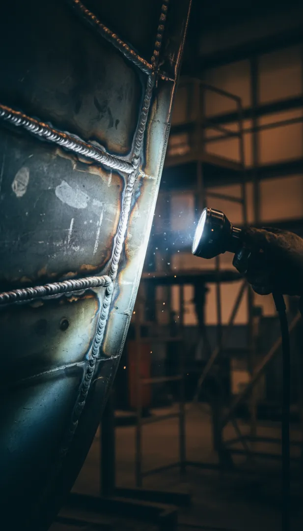 Schweißnahtprüfung an einem Stahlrumpf – Bootsgutachten von AD-BASE