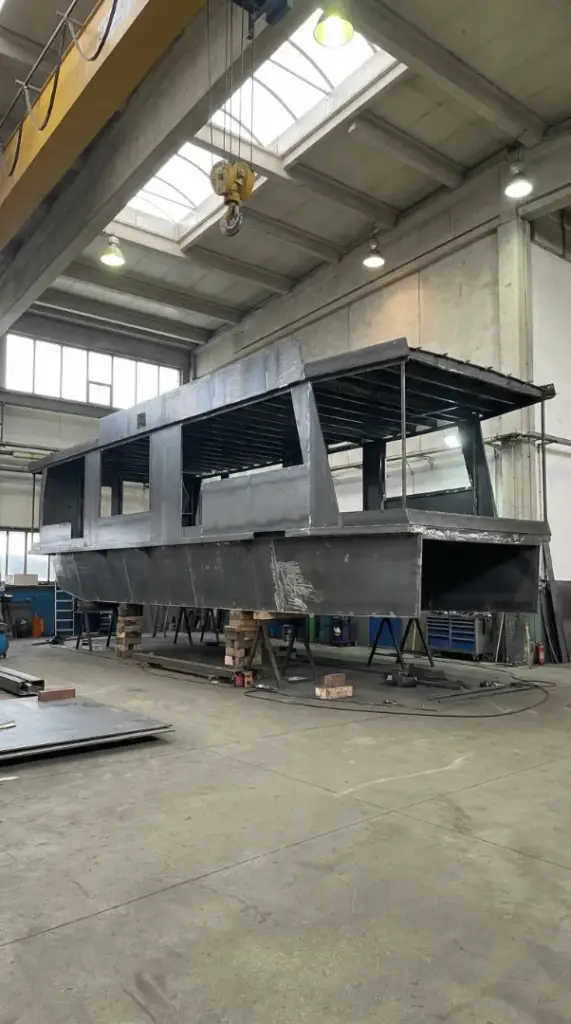 Querschnitt eines AD-BASE Schwimmkörpers für Hausboote mit integriertem Technikraum.